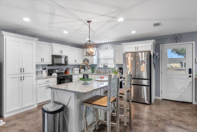 309 S Crockett Street, Edgewood, TX 75117