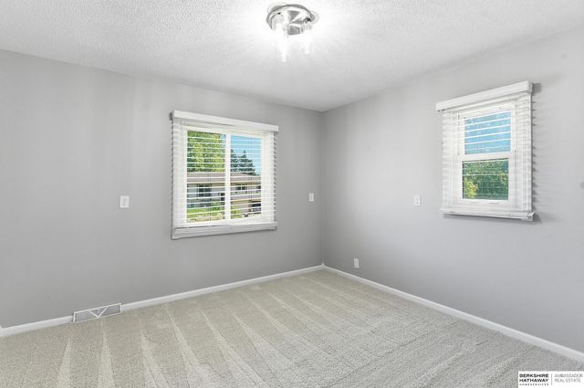 15535 Leavenworth Street, Omaha, NE 68154