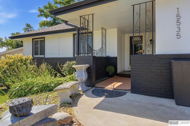 15535 Leavenworth Street, Omaha, NE 68154