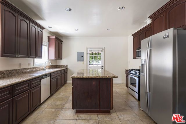 1825 S Oxford Avenue, Los Angeles, CA 90006