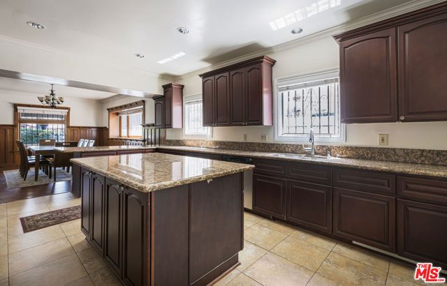 1825 S Oxford Avenue, Los Angeles, CA 90006
