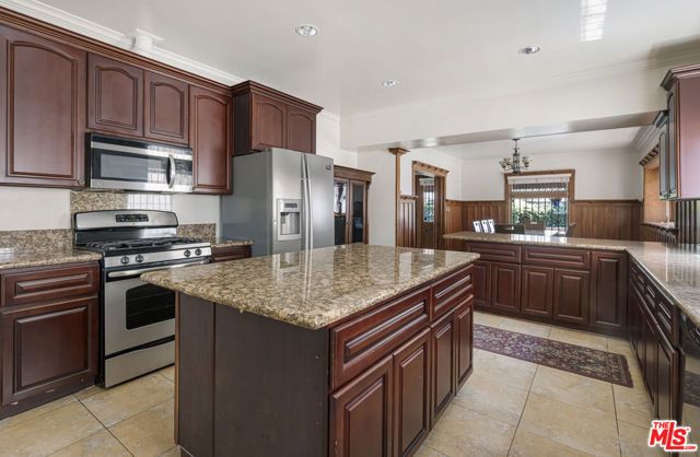 1825 S Oxford Avenue, Los Angeles, CA 90006