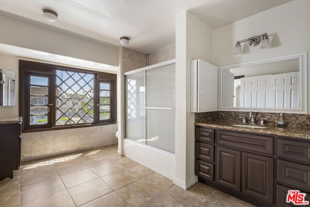 1825 S Oxford Avenue, Los Angeles, CA 90006