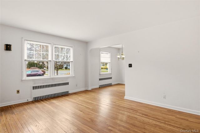 15 Geranium Avenue, Floral Park, NY 11001