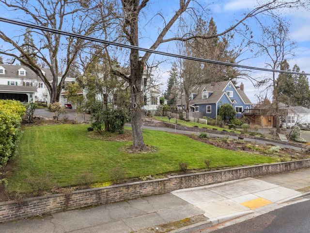 1320 E Main Street, Medford, OR 97504