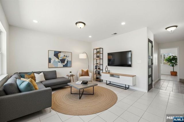 424 15th Street, Newark, NJ 07103