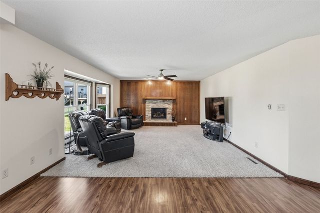 225 Rockvalley Lane NW, Cedar Rapids, IA 52405