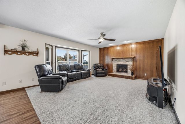 225 Rockvalley Lane NW, Cedar Rapids, IA 52405