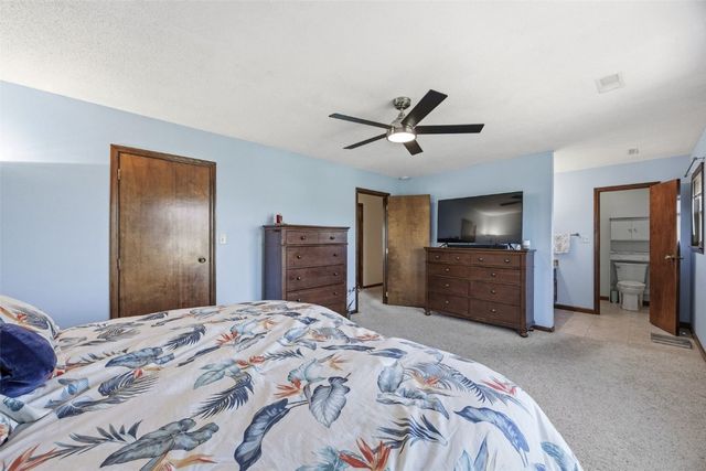 225 Rockvalley Lane NW, Cedar Rapids, IA 52405