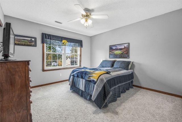 225 Rockvalley Lane NW, Cedar Rapids, IA 52405