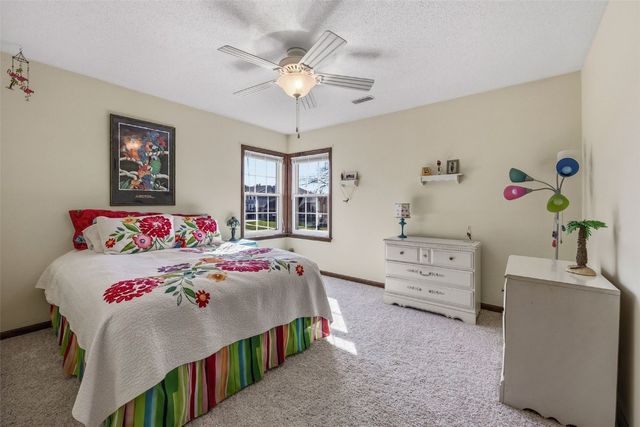 225 Rockvalley Lane NW, Cedar Rapids, IA 52405