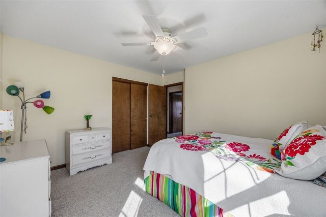 225 Rockvalley Lane NW, Cedar Rapids, IA 52405