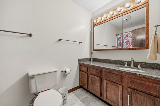 225 Rockvalley Lane NW, Cedar Rapids, IA 52405