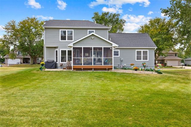 225 Rockvalley Lane NW, Cedar Rapids, IA 52405