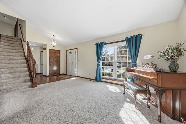 225 Rockvalley Lane NW, Cedar Rapids, IA 52405