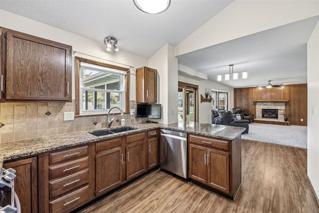 225 Rockvalley Lane NW, Cedar Rapids, IA 52405