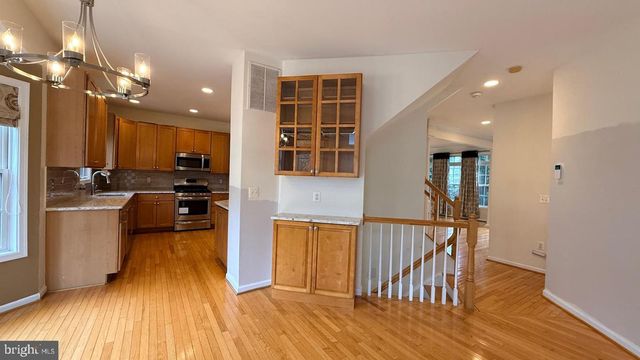8236 2ND AVE, Vienna, VA 22182