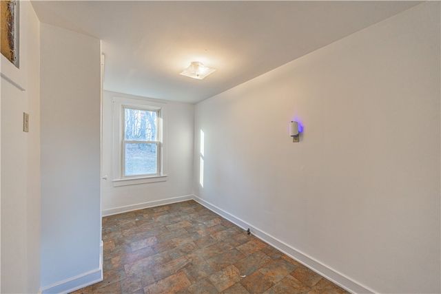 953 7th St Ext, New Kensington, PA 15068