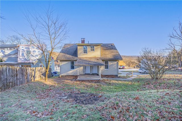 953 7th St Ext, New Kensington, PA 15068