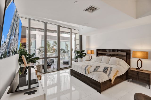 851 NE 1st Ave 202, Miami, FL 33132