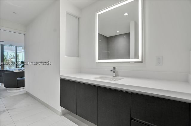 851 NE 1st Ave 202, Miami, FL 33132