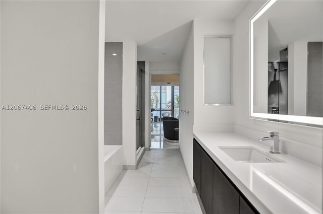 851 NE 1st Ave 202, Miami, FL 33132