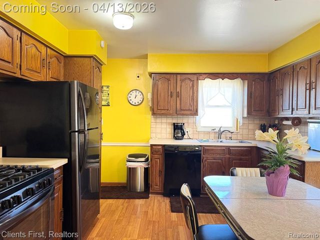 18047 Holland Avenue, Eastpointe, MI 48021