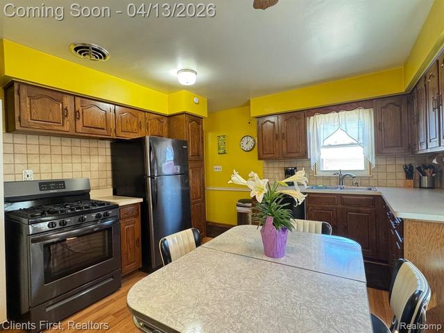 18047 Holland Avenue, Eastpointe, MI 48021