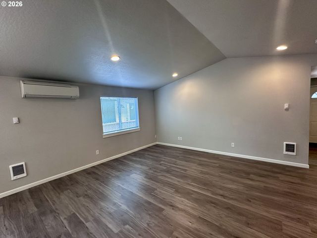 374 NURSERY Ct, Eugene, OR 97402