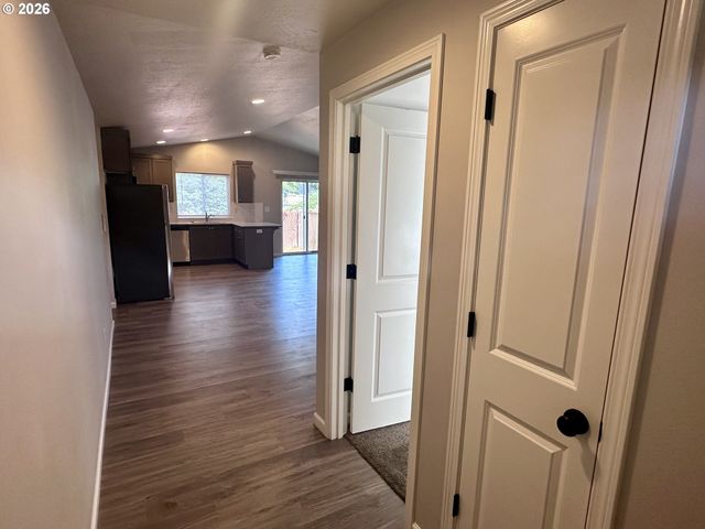374 NURSERY Ct, Eugene, OR 97402