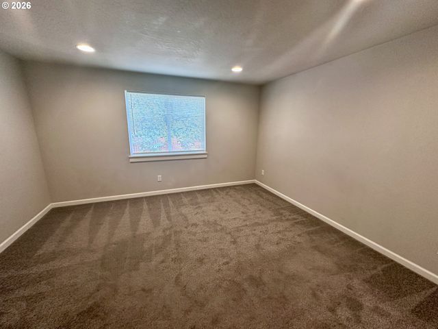 374 NURSERY Ct, Eugene, OR 97402