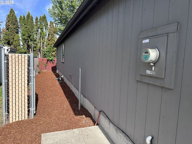 374 NURSERY Ct, Eugene, OR 97402