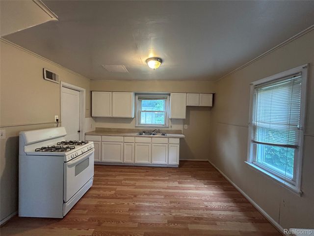 6160 McGuire Street, Taylor, MI 48180