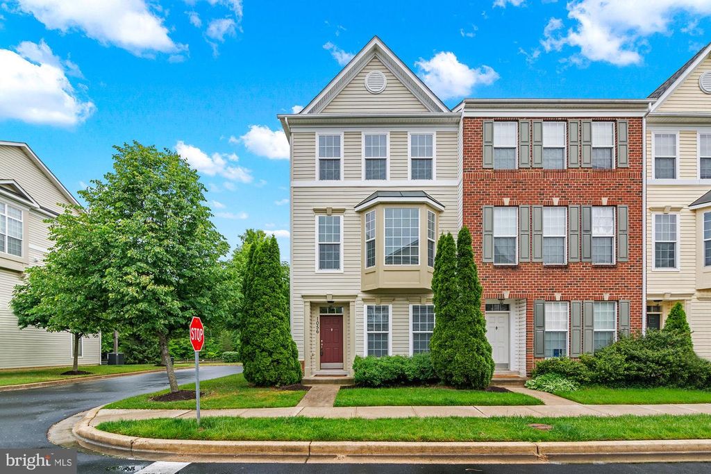 Image 2 of property listing at 1056 PIPISTRELLE CT, Odenton, MD 21113
