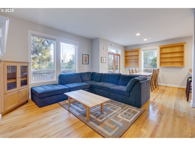 6014 S VIEW POINT Ter, Portland, OR 97239