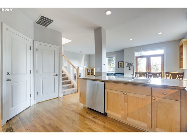 6014 S VIEW POINT Ter, Portland, OR 97239