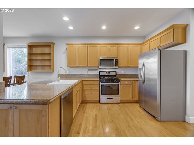 6014 S VIEW POINT Ter, Portland, OR 97239