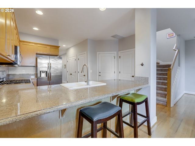 6014 S VIEW POINT Ter, Portland, OR 97239