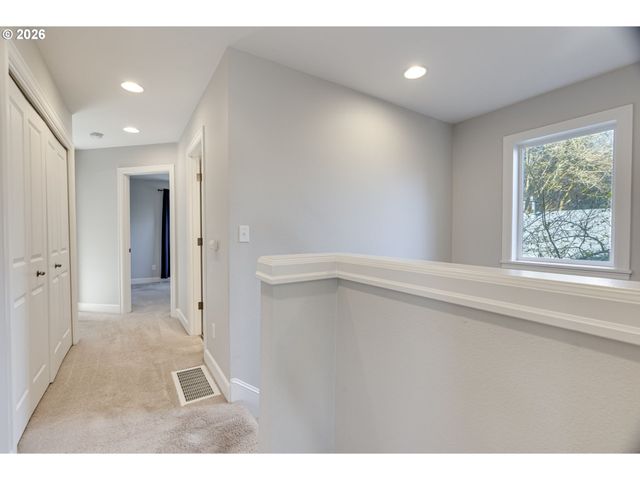 6014 S VIEW POINT Ter, Portland, OR 97239