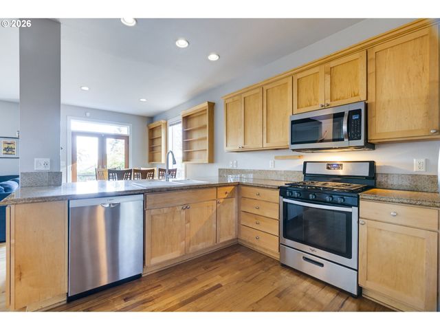 6014 S VIEW POINT Ter, Portland, OR 97239