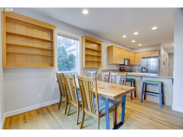 6014 S VIEW POINT Ter, Portland, OR 97239