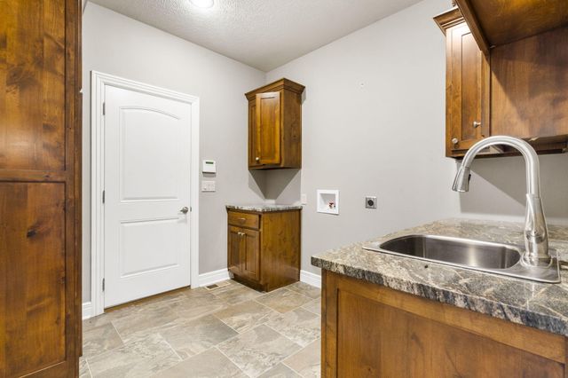 1362 E Siler Parkway, Springfield, MO 65804