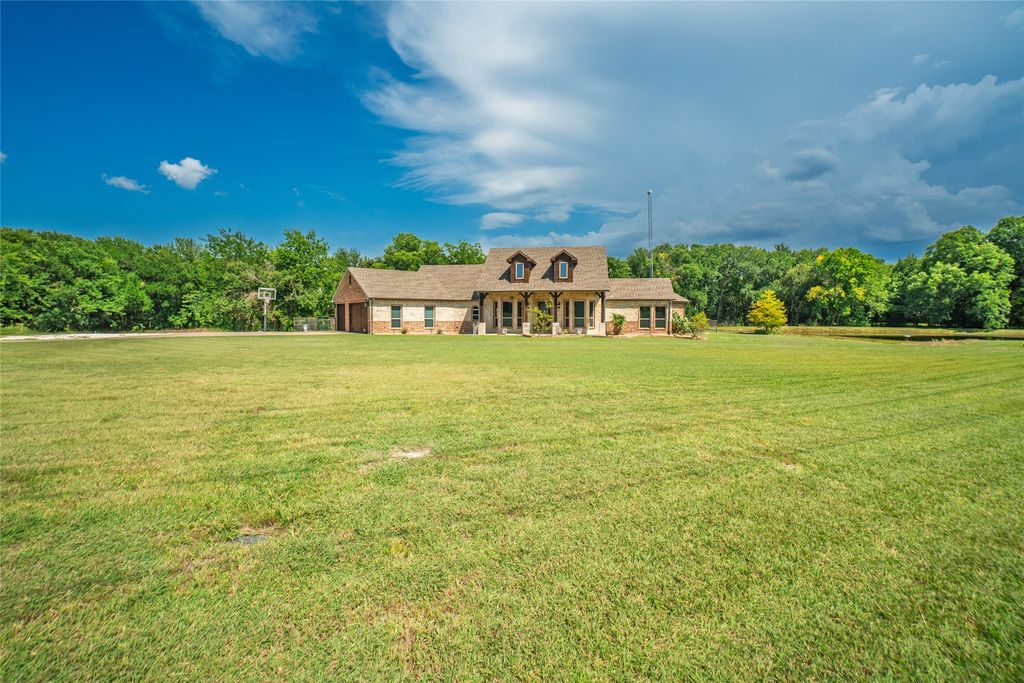 239 County Road 4105, Bonham, TX 75418