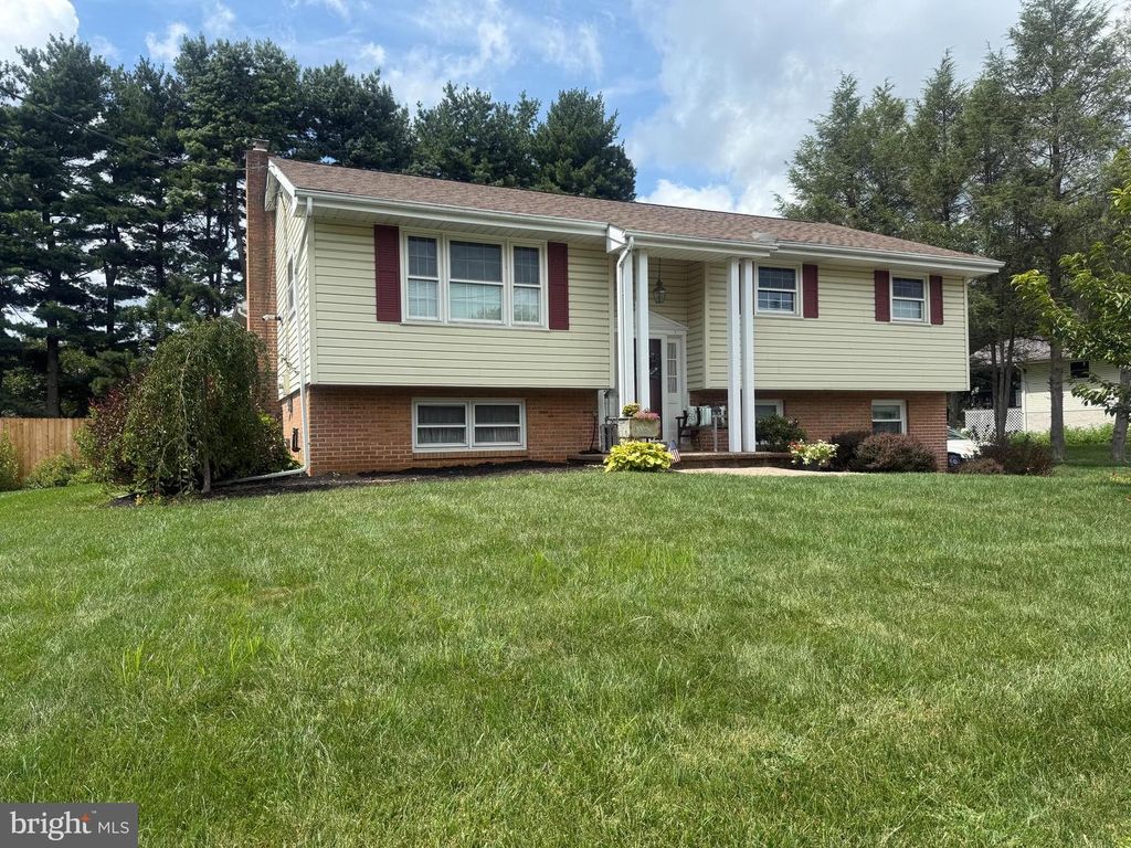 5042 MARTIN DR, East Petersburg, PA 17520