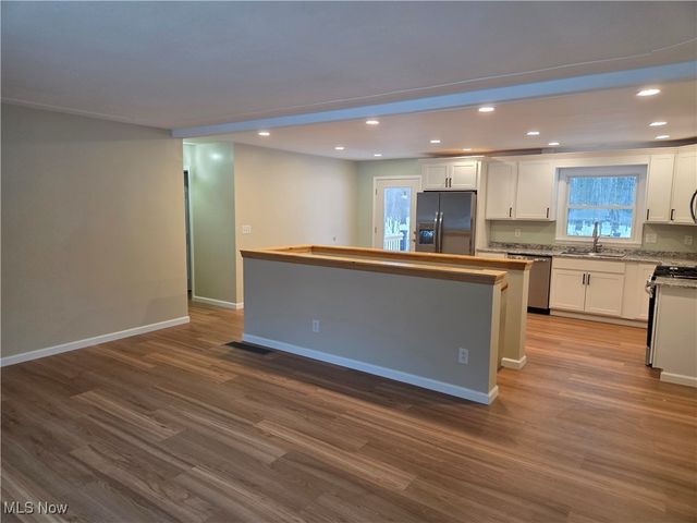 1075 NE River Road, Lake Milton, OH 44429