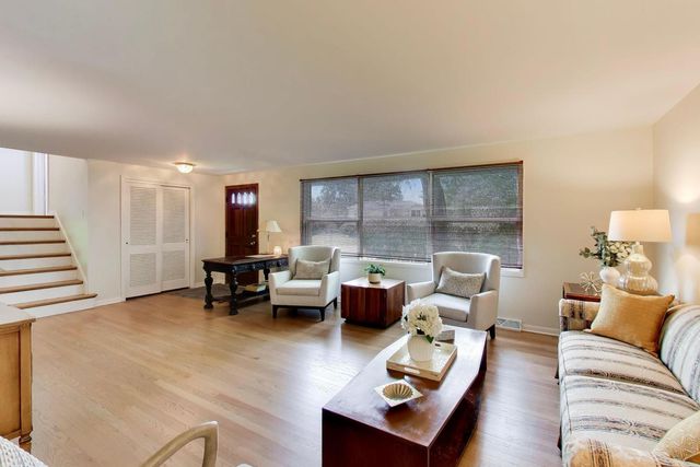 1115 Pfingsten Road, Glenview, IL 60025
