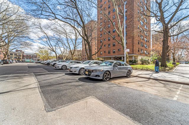21-80 33rd Road 6B, Astoria, NY 11106