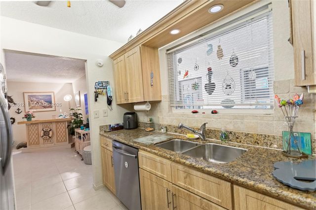 452 N Laurel Dr 1503, Margate, FL 33063