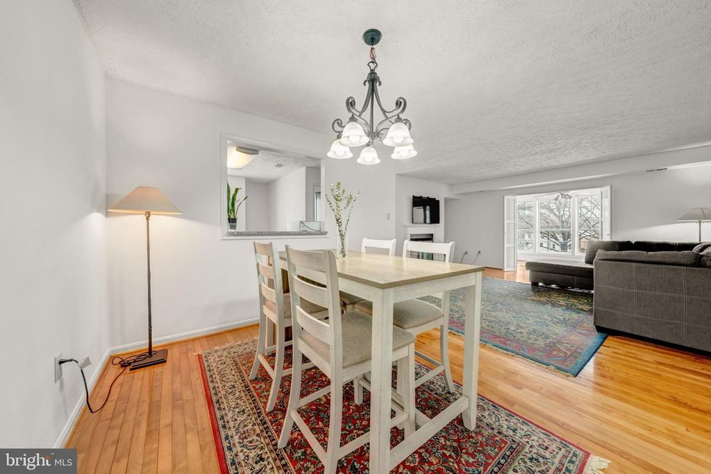 Image 12 of property listing at 10147 OAKTON TERRACE RD, Oakton, VA 22124