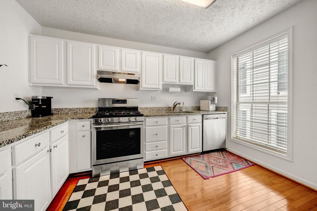 Image 13 of property listing at 10147 OAKTON TERRACE RD, Oakton, VA 22124